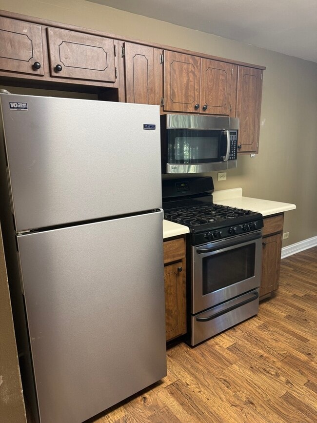 Building Photo - 216 Deerpath Ct