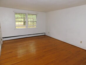 Building Photo - 10 Carpenter Rd