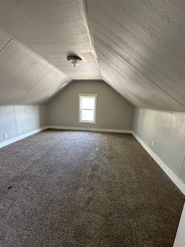 Building Photo - Multi Family Home 3 Bedroom and 1 Bath For...