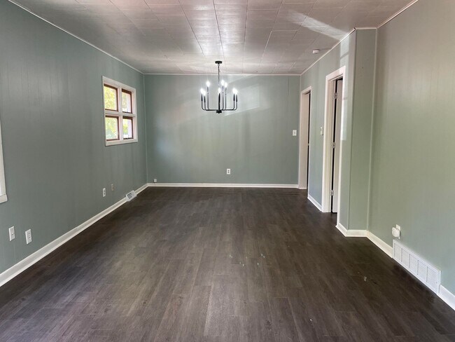 Building Photo - Inviting, Sunroom, Garage. PETS WELCOME