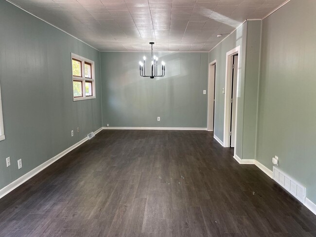 Foto del edificio - Inviting, Sunroom, Garage. PETS WELCOME