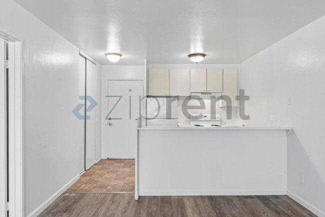 Building Photo - Unit 206