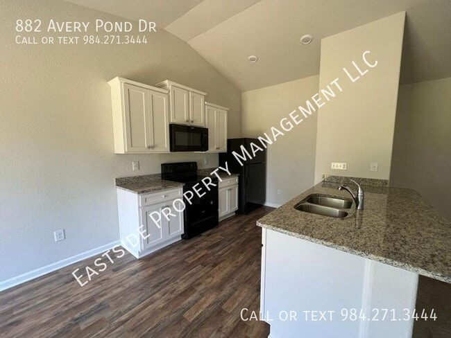 Building Photo - 882 Avery Pond Dr