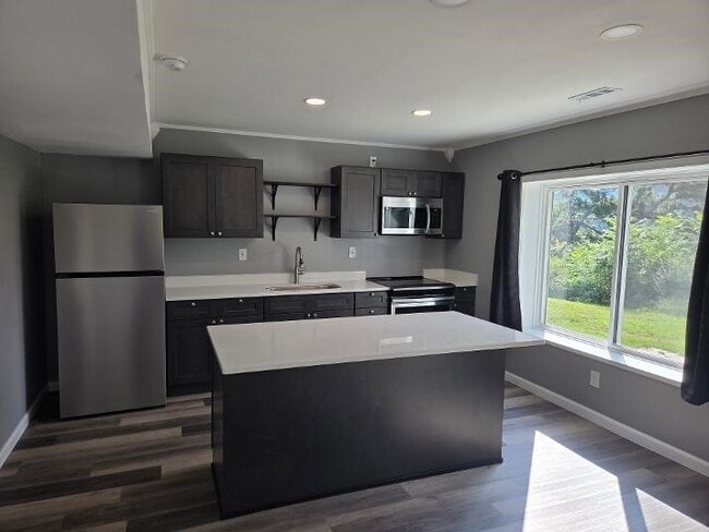 Building Photo - 2821 Greenway Dr