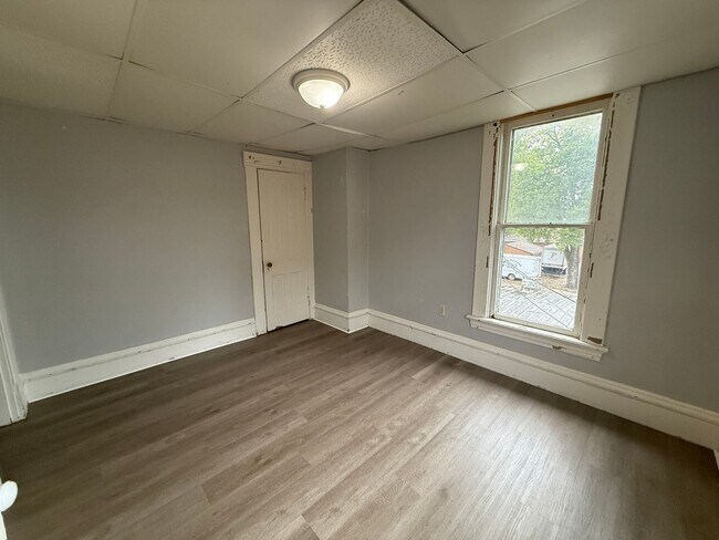 Building Photo - 1 Bedroom Upper Unit Apartment
