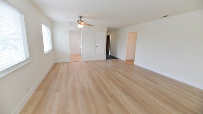 Building Photo - 106 Avenida Lucia