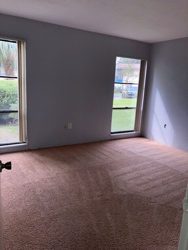 Foto del edificio - * MOVE IN SPECIAL * 1/2 OFF 2ND MONTH'S RENT!! Location, location, location! 876 SF Unit- 1 bd/ 1...