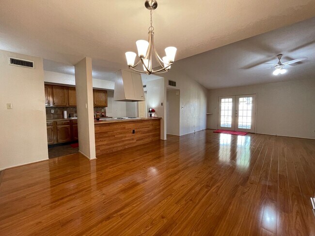 Foto del edificio - COMING SOON - SPACIOUS 3 BEDROOM 2 BATH BRICK HOME