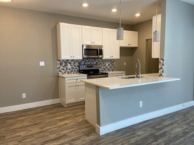Foto del edificio - 8004-8006 Doreen Avenue