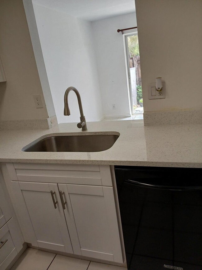 Building Photo - 441 Cypress Way W