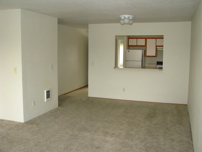 Building Photo - Two Bedroom Flat in Quiet 55+ Community