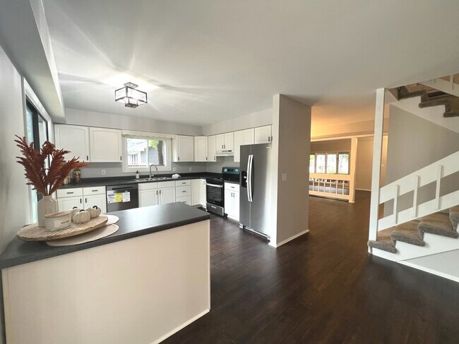 Building Photo - 824 Woodmar Dr