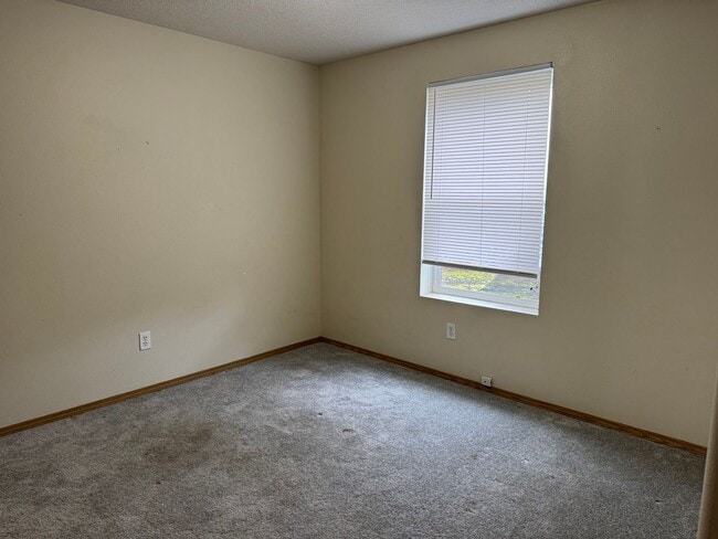 Building Photo - 2 bed 1 bath apartment