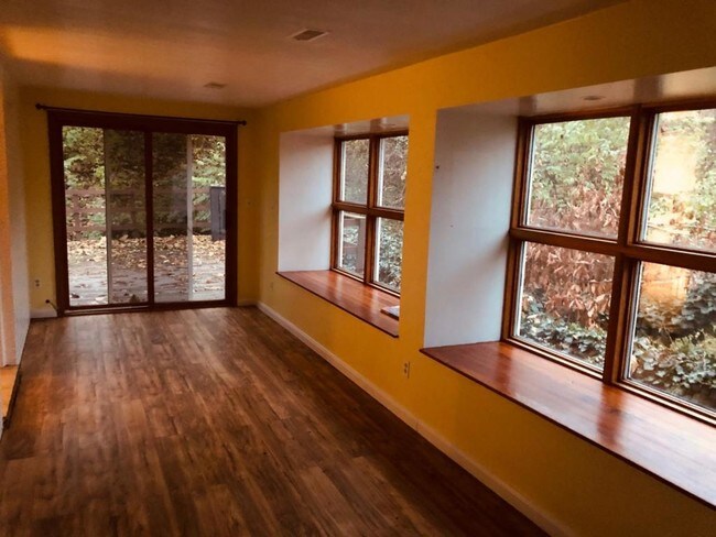Building Photo - 421 Hazen St