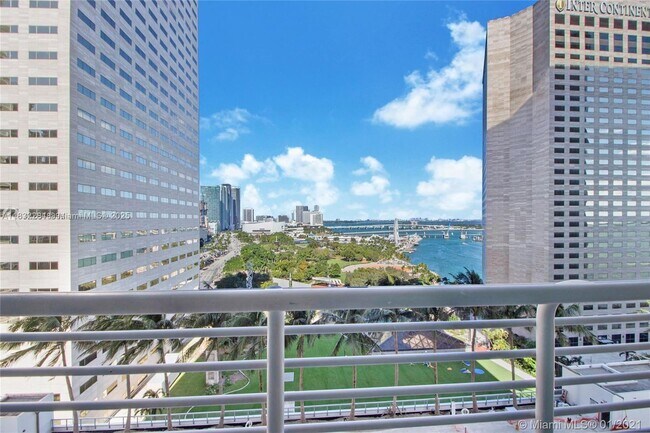 Foto del edificio - 325 S Biscayne Blvd