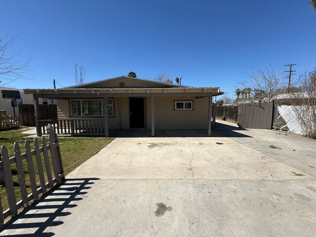 Building Photo - 3 Bedroom 1 Bath in East Hemet!