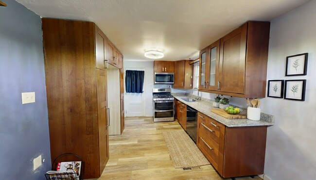 Foto del edificio - Quaint home with flexible layout, updated kitchen, and a private-feeling backyard in convenient W...