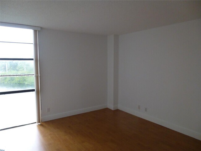 Building Photo - 3401 N Country Club Dr