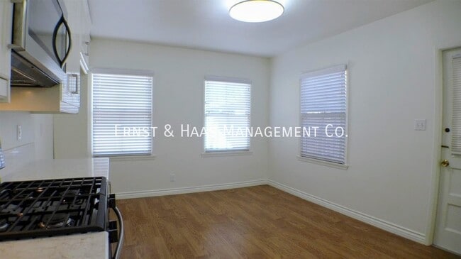 Building Photo - Stunning Long Beach Home in Prime Location