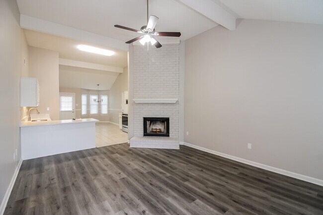 Foto del edificio - 6451 Oak Hurst Cove