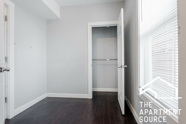 Foto del edificio - 2968 N Ridgeway Ave