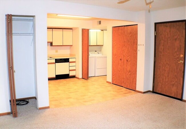 Building Photo - $1095 | 2 Bedroom, 1 Bathroom Condo | Pet ...