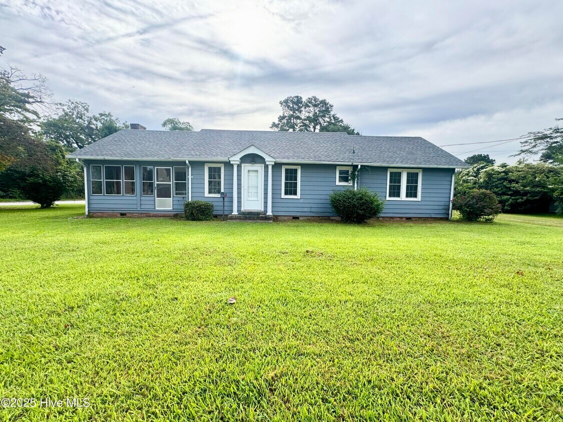 Foto principal - 704 Agawam St