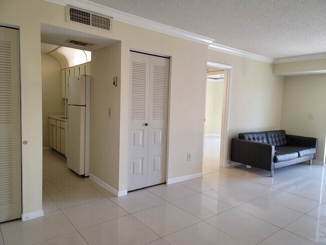 Vista desde el salón hacia la cocina y el dormitorio. - 8200 SW 210th St