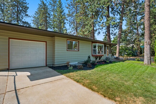 Building Photo - South Hill Corner Lot 5 Bed 1 Bath updated...
