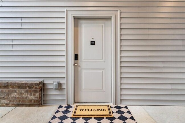 Foto del edificio - Lease & Save This Labor Day! Brand-New 2 Bed | 2 Bath Apartment Near the University of Arkansas —...