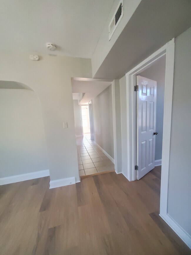 Foto del edificio - 4136 N McVicker Ave