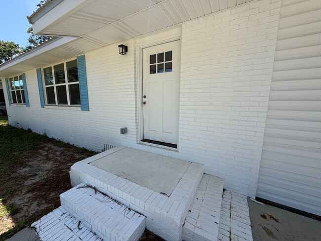 Building Photo - 2640 Canary Dr