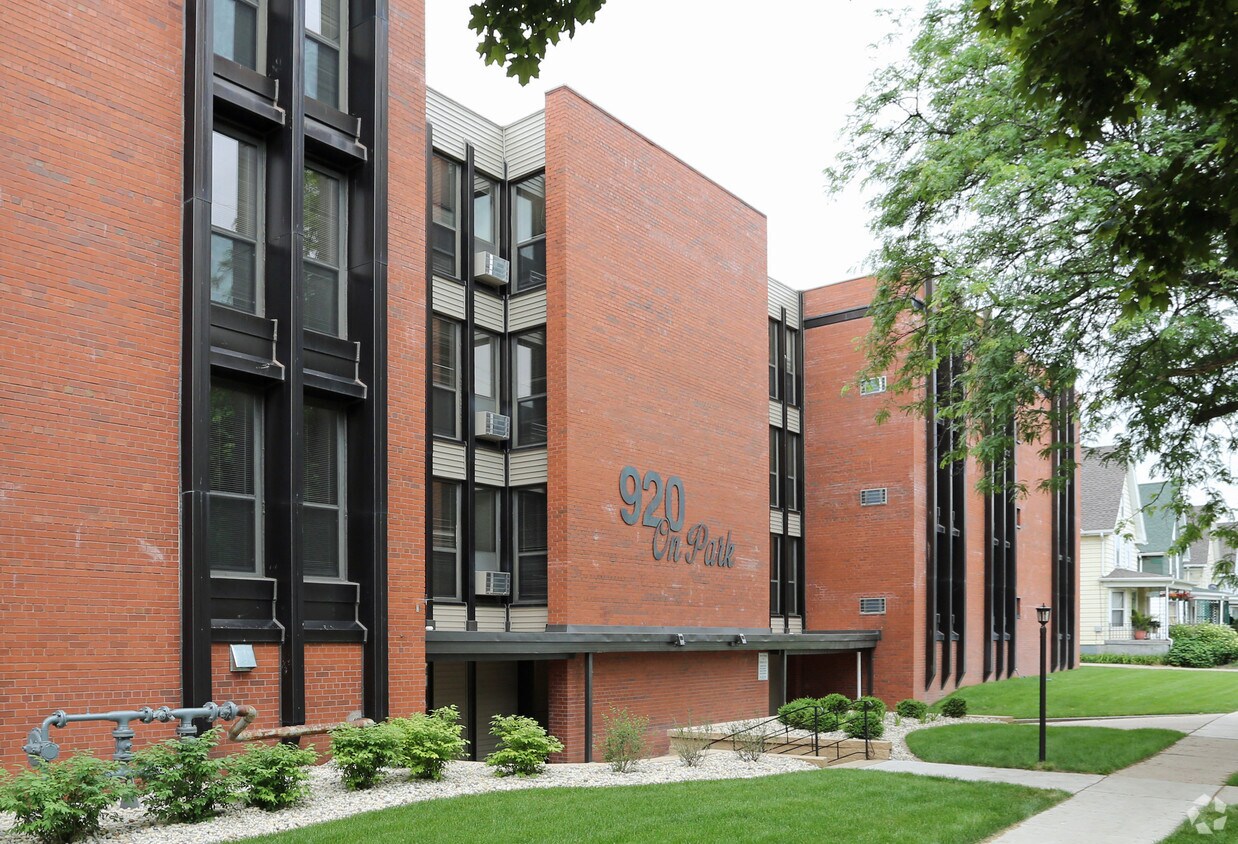 920 ON PARK Apartments in Beloit, WI