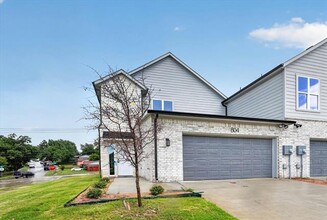 Building Photo - 806 Premier