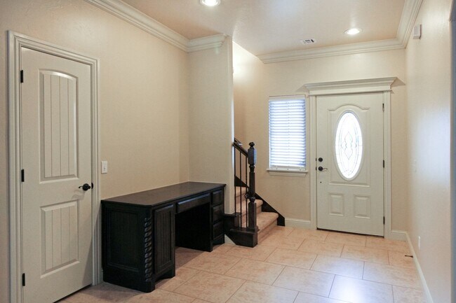 Foto del edificio - Wonderful 3 bed + bonus, 2.5 bath, & 3 car...