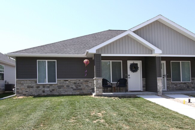 Building Photo - Beautiful Furnished Townhouse -Shorter Ter...