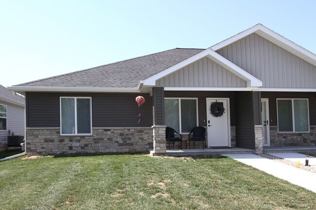 Foto del edificio - Beautiful Furnished Townhouse -Shorter Term Lease Available.