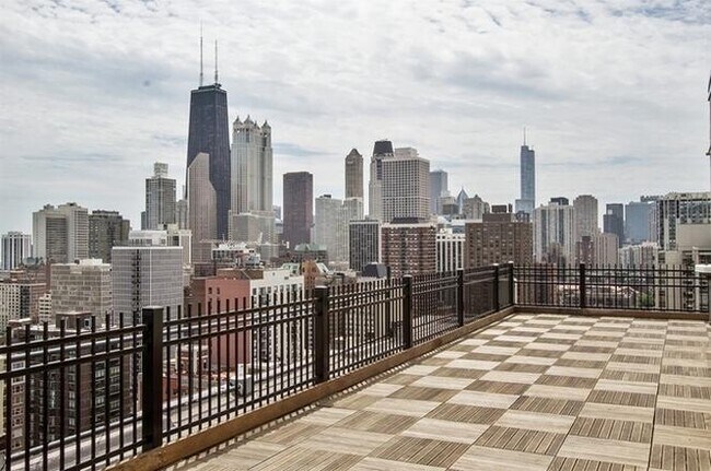 Foto del edificio - 1360 N Sandburg Terrace