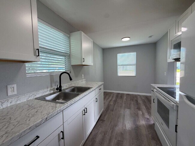 Foto del edificio - Downstairs unit available July 15th!