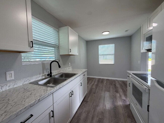 Building Photo - Downstairs unit available July 15th!