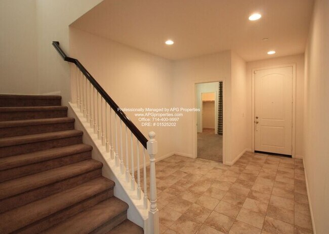 Building Photo - 4 bedroom / 3.5 bathroom home with 2 car g...