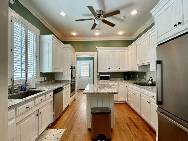 Building Photo - Classic home near downtown Valdosta