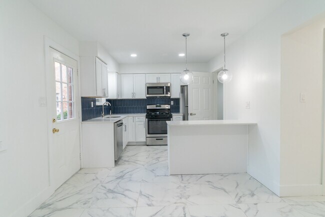 Building Photo - 500 Adams Ln