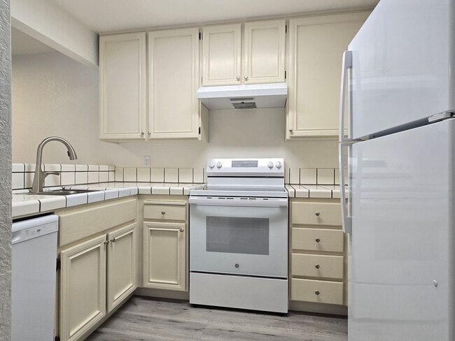 Building Photo - Large Downstairs Condo in Nice Community, ...