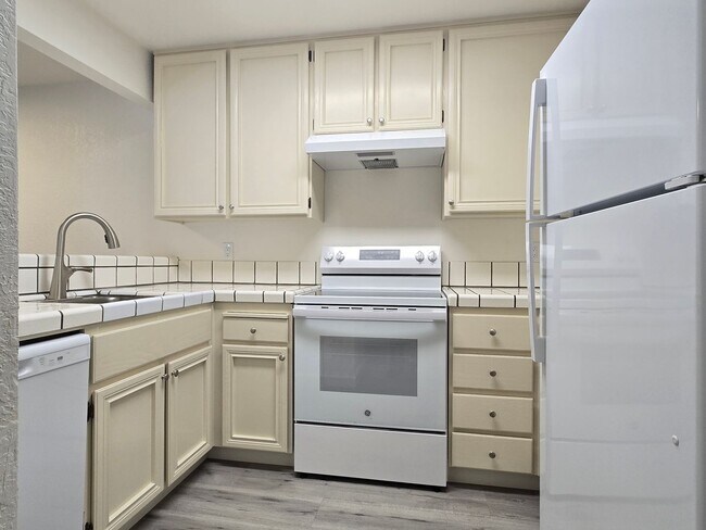 Foto del edificio - Large Downstairs Condo in Nice Community, ...