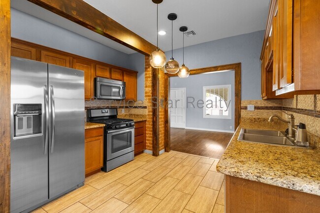 Building Photo - 945 E Granada Rd