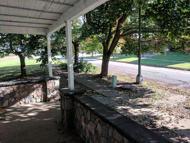 Building Photo - Attractive 6 Bedroom Bungalow - Section 8 OK!