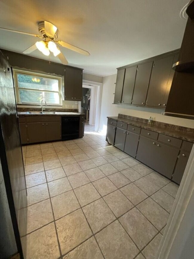Foto del edificio - Spacious Corner-Lot Home Near Hwy 127 & Downtown Hickory