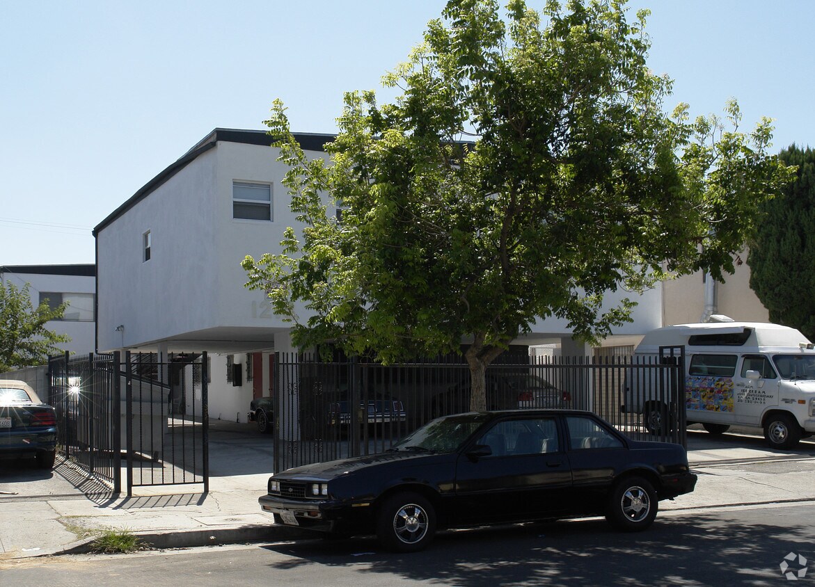 Building Photo - 1218 Tamarind Ave