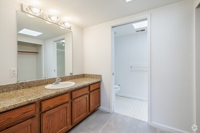 Sur 2 dormitorios 2 baños Dormitorio principal en suite - Sycamore Green Apartments